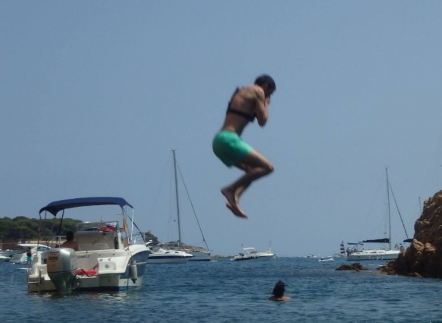 del barco al agua